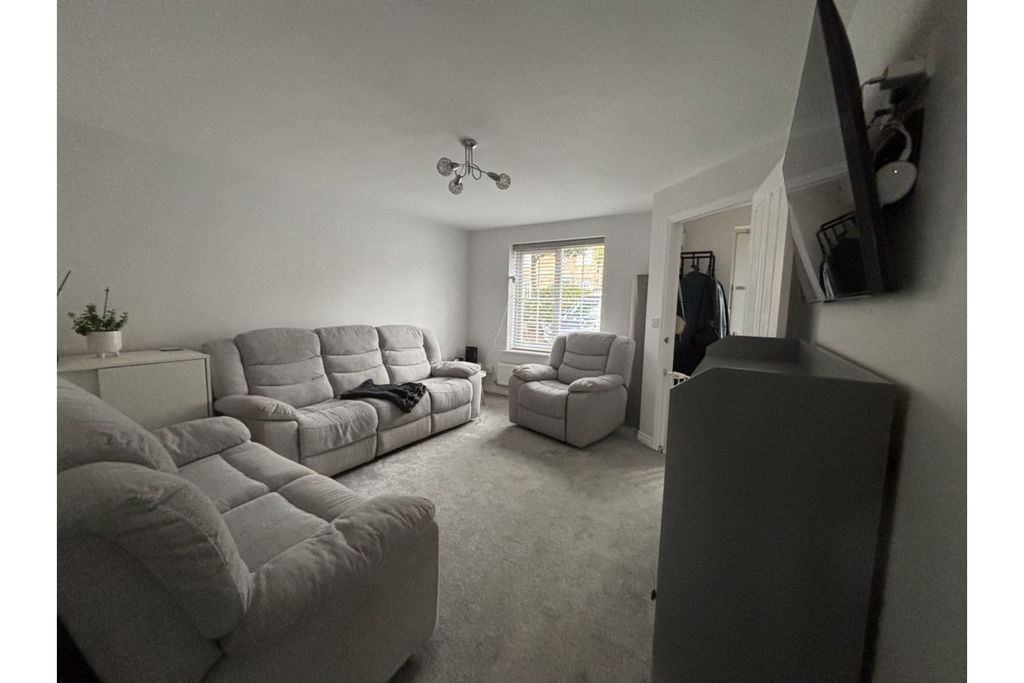 Property photo 3 of 17 Living Room