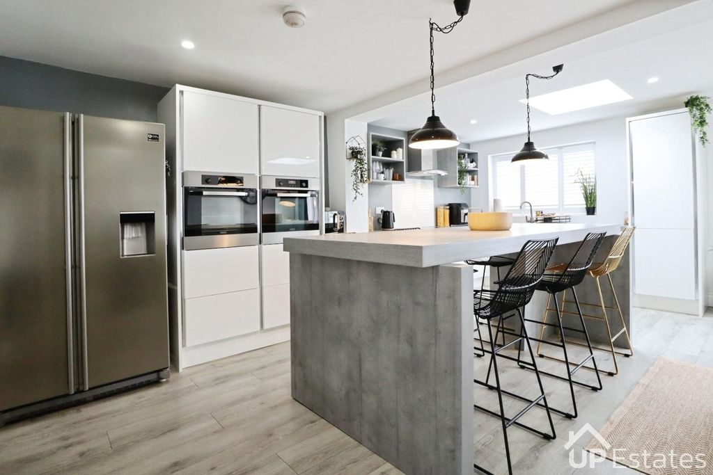 Property photo 3 of 25