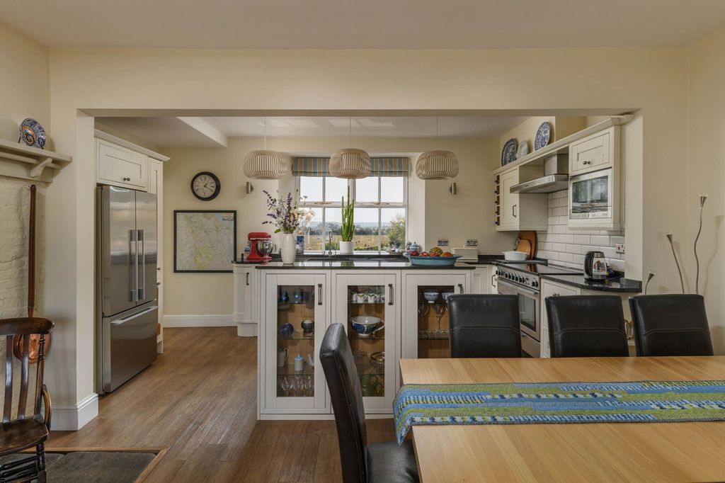 Property photo 3 of 36