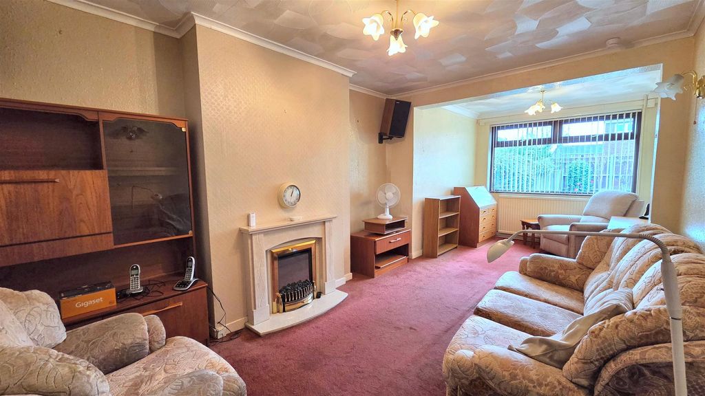 Property photo 3 of 13 Lounge