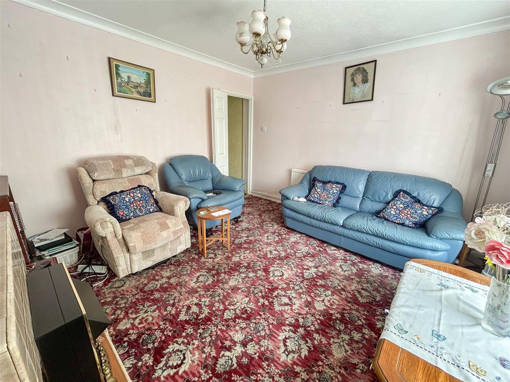 Property photo 2 of 14 Lounge