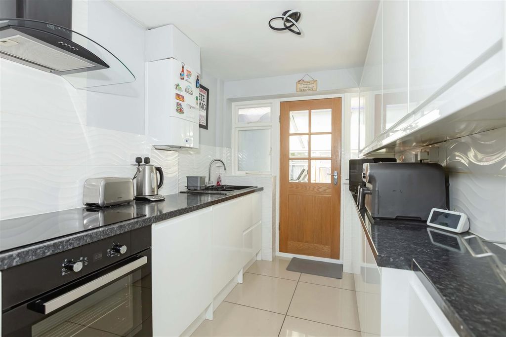 Property photo 3 of 13 Mansfield Rd_9.Jpg