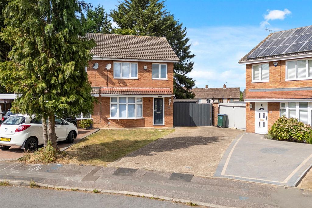 Property photo 1 of 15 18 Potton Close Nwm (16 Of 18).Jpg