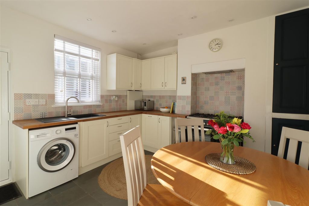 Property photo 3 of 17 Kitchen