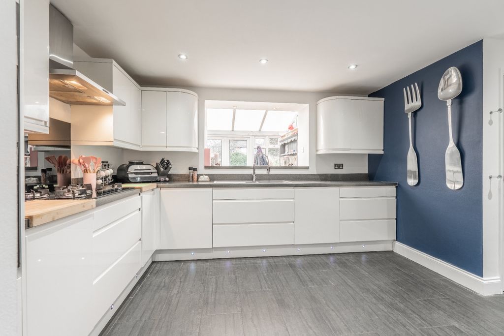 Property photo 3 of 36 4926995
