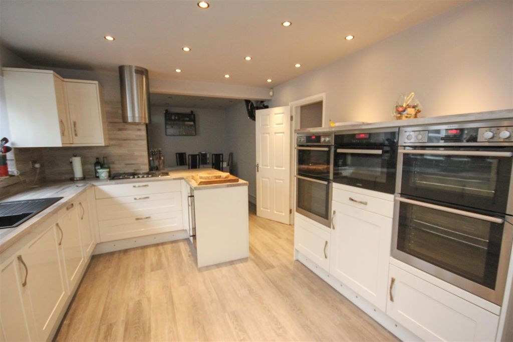 Property photo 3 of 15 Kitchen 1.Jpg