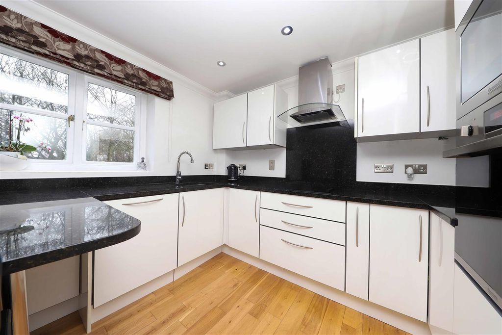 Property photo 2 of 9 Kitchen