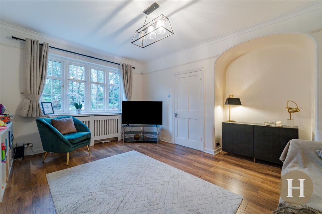 Property photo 3 of 30 Hadleigh Estate Agents-6.Jpg