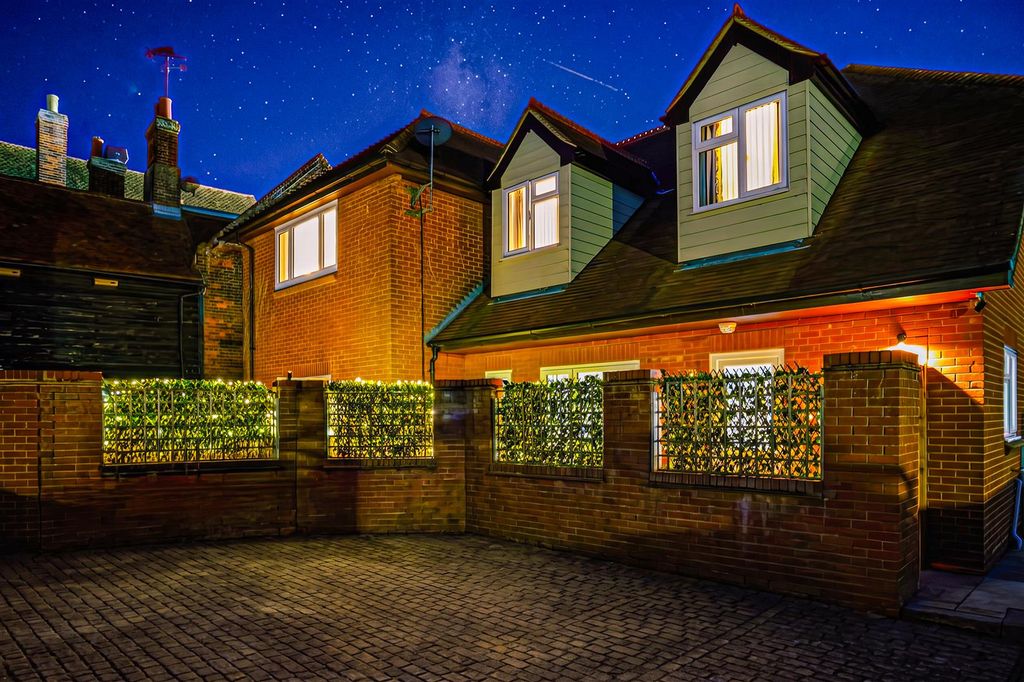 Property photo 2 of 30 Night Photo
