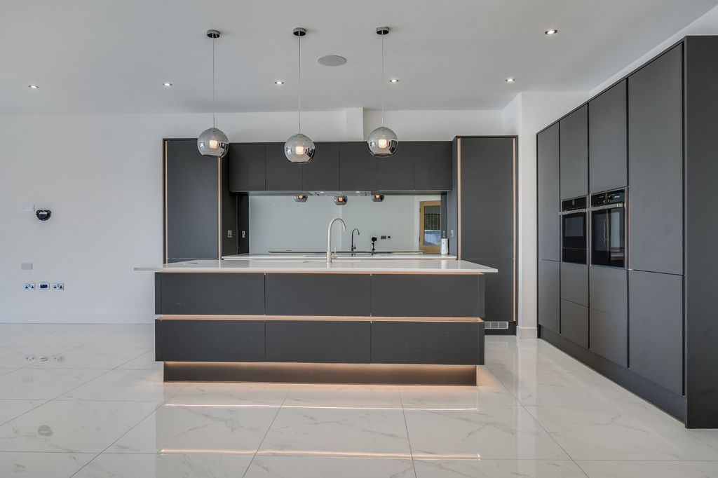 Property photo 3 of 14 Kitchen