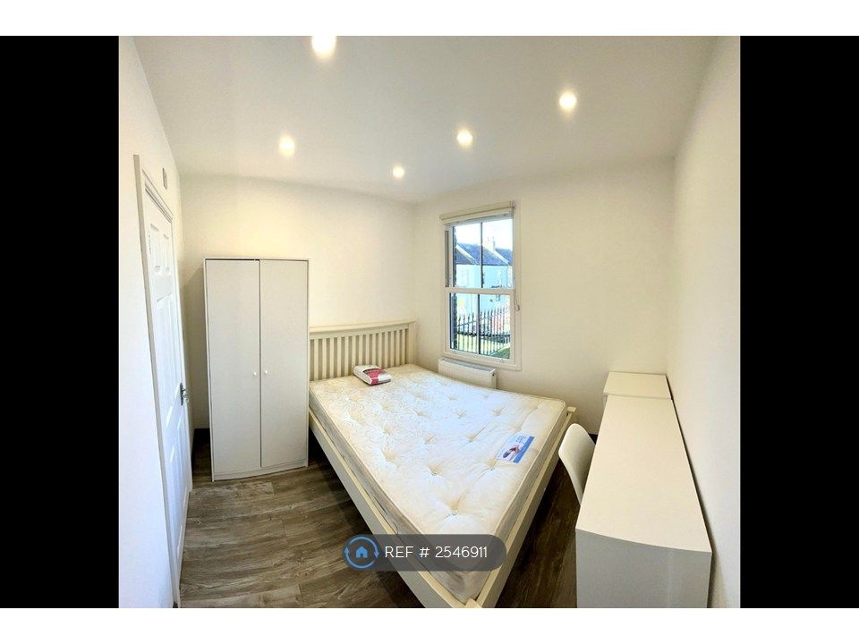Property photo 2 of 8 Ensuite Bedroom