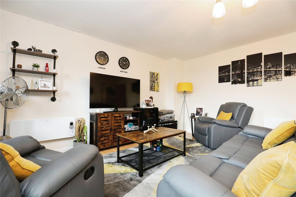 Property photo 2 of 18 Lounge
