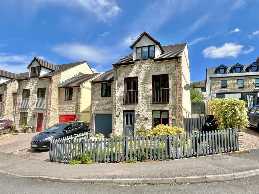 Property photo 1 of 18 Front Aspect