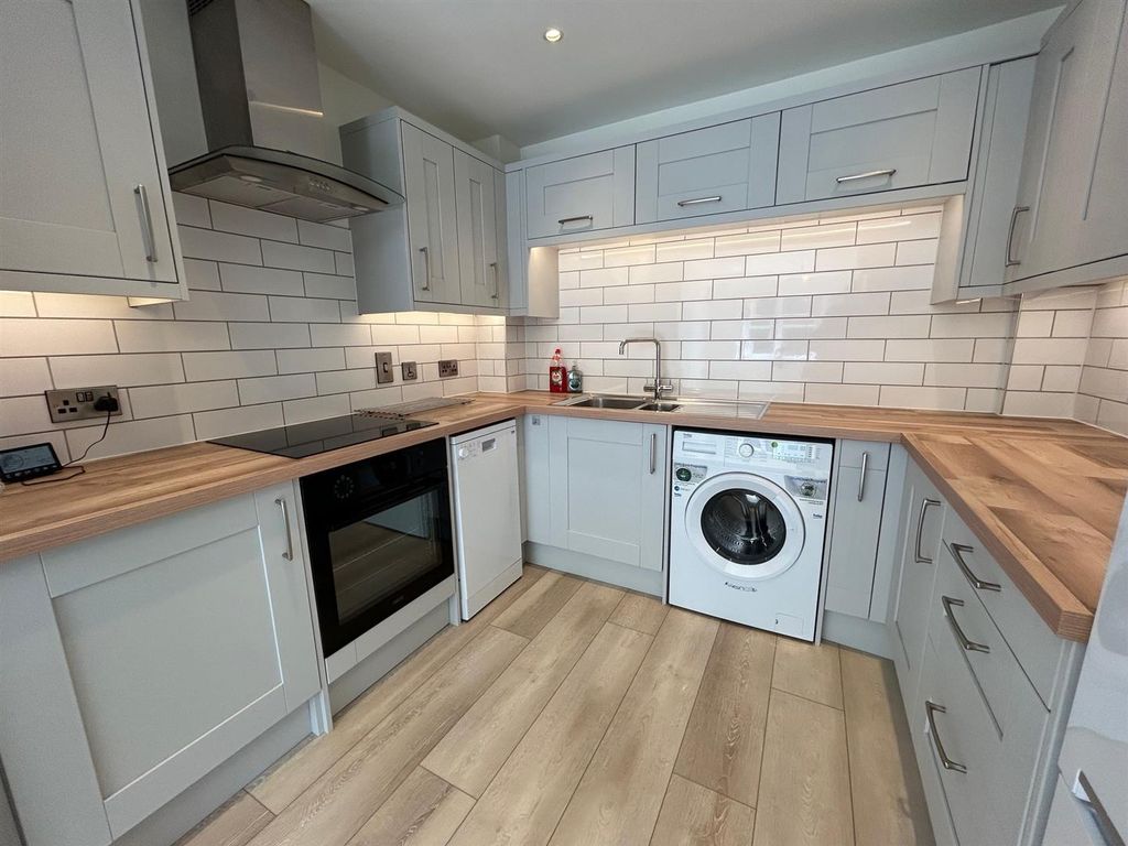 Property photo 3 of 10 Kitchen