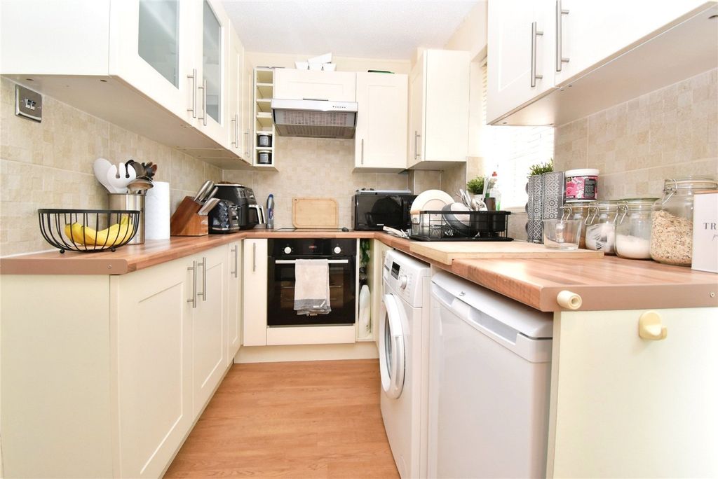 Property photo 2 of 8 Picture No. 12