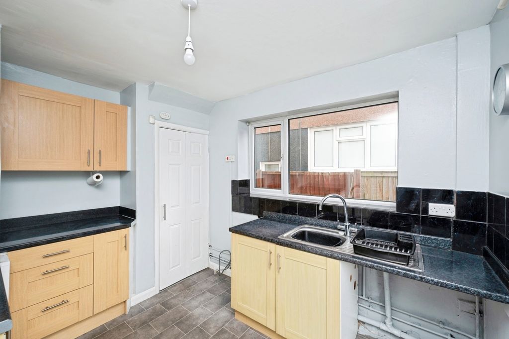 Property photo 3 of 17 Kitchen