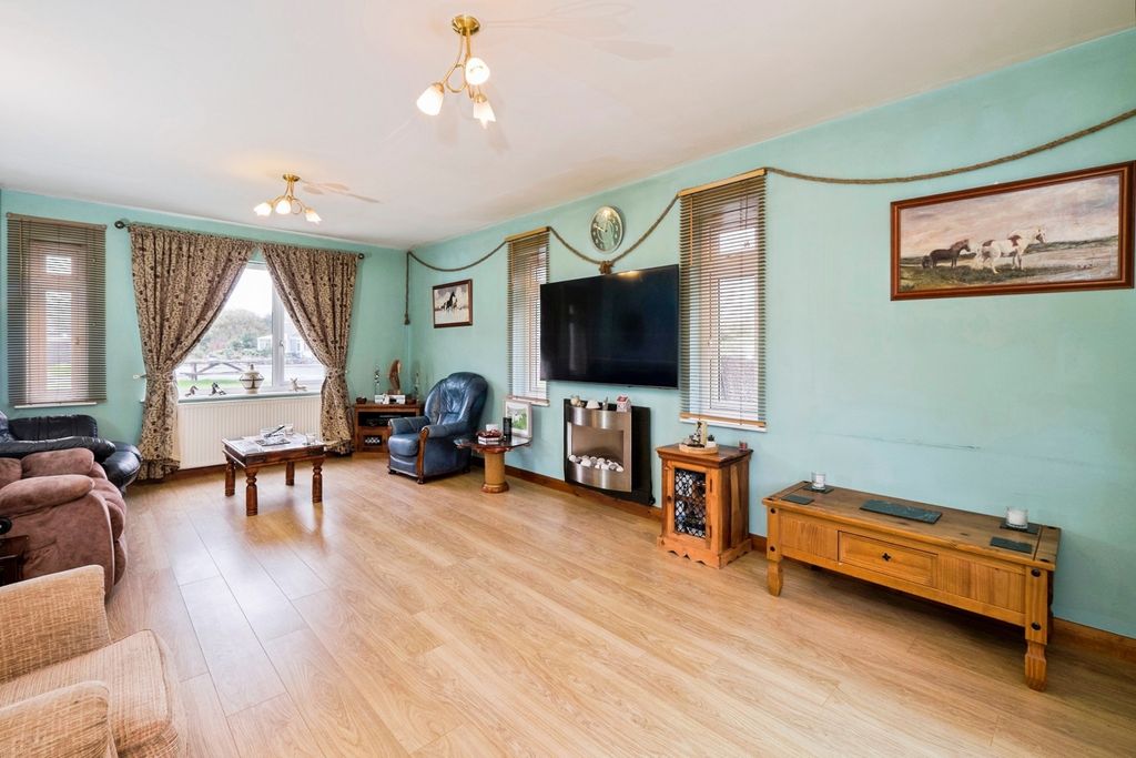 Property photo 2 of 16 Lounge