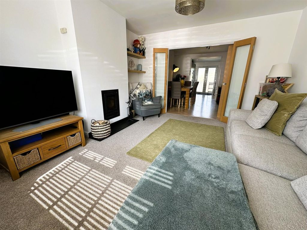 Property photo 3 of 16 Lounge