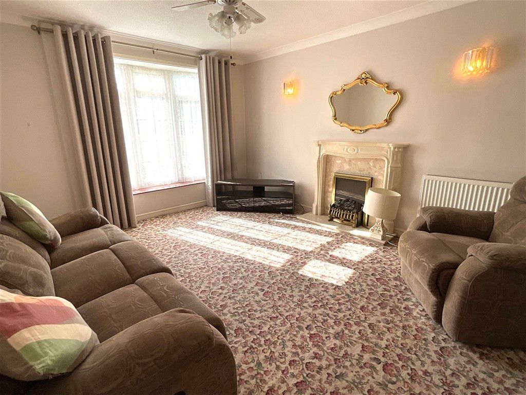 Property photo 2 of 9 Lounge