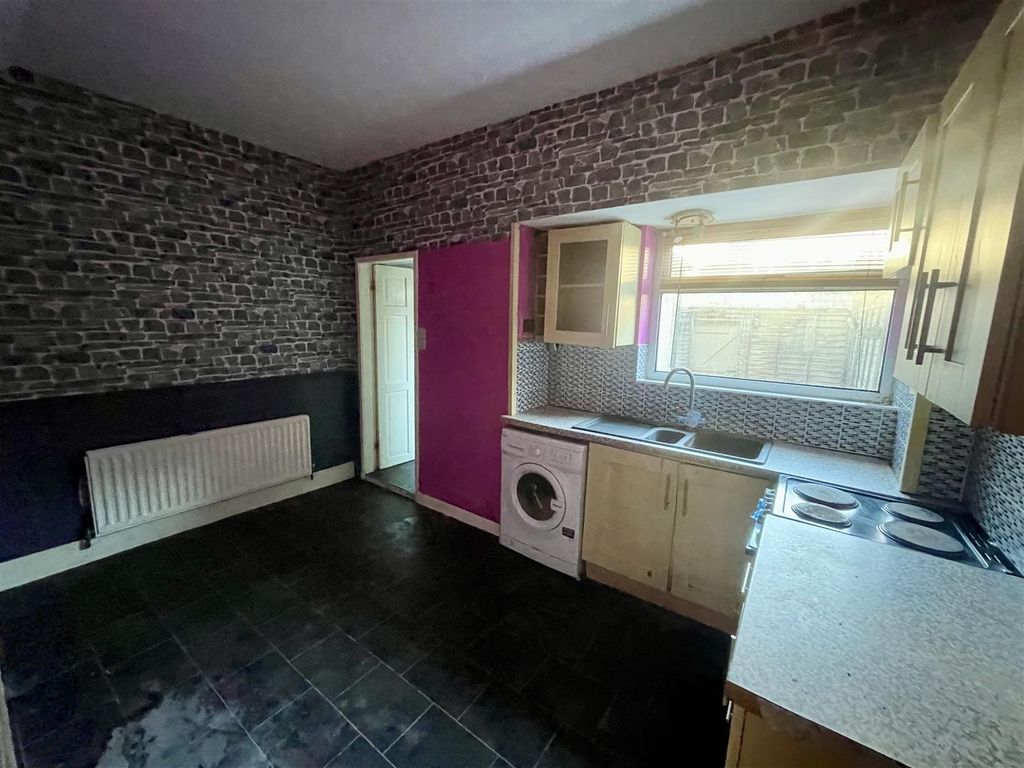 Property photo 3 of 6 Kitchen Diner