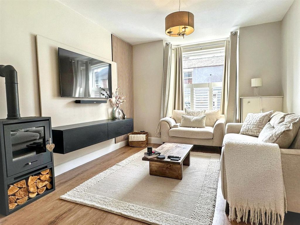 Property photo 3 of 23 Lounge