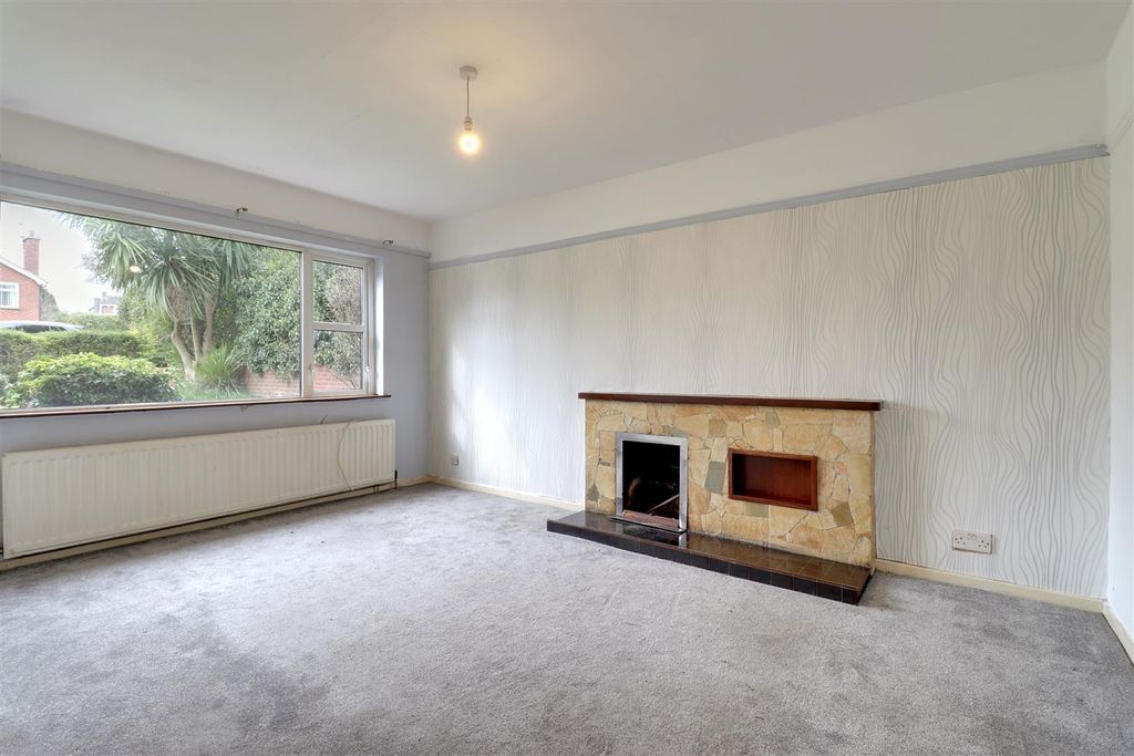 Property photo 3 of 16 Lounge