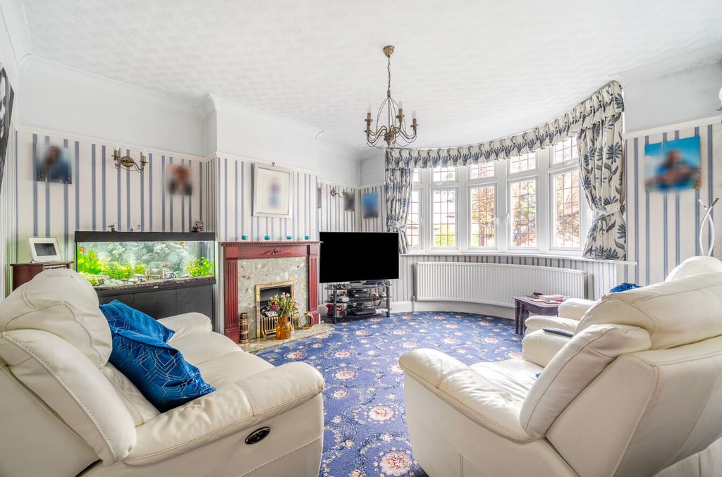 Property photo 2 of 20 1536742-18-1A15ee...