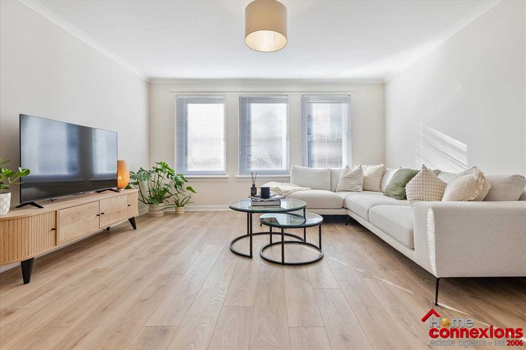 Property photo 3 of 19 Lounge Dining (2)