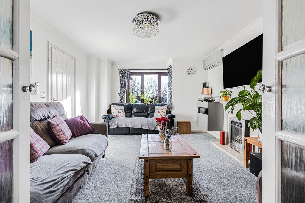 Property photo 2 of 21 Sitting Room