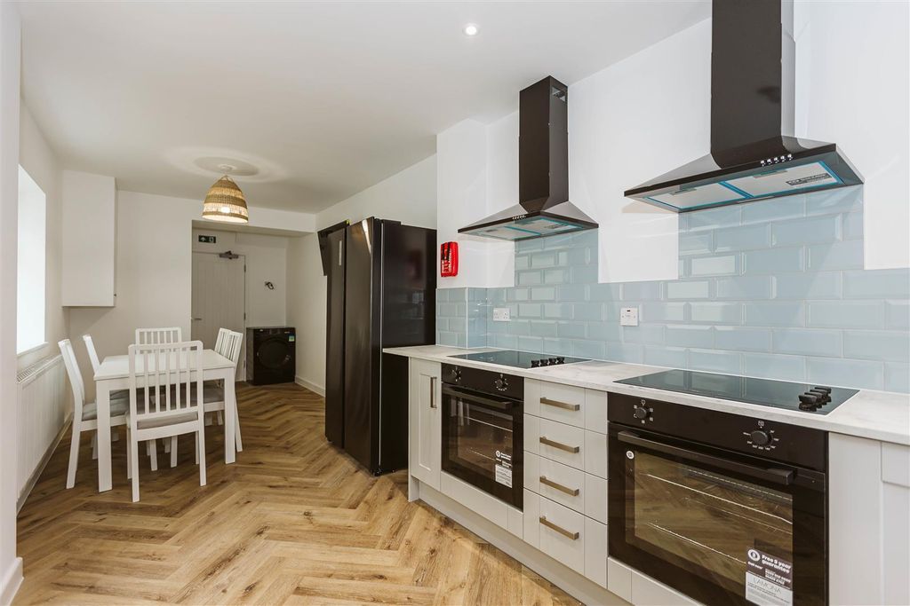 Property photo 3 of 11 Kitchen