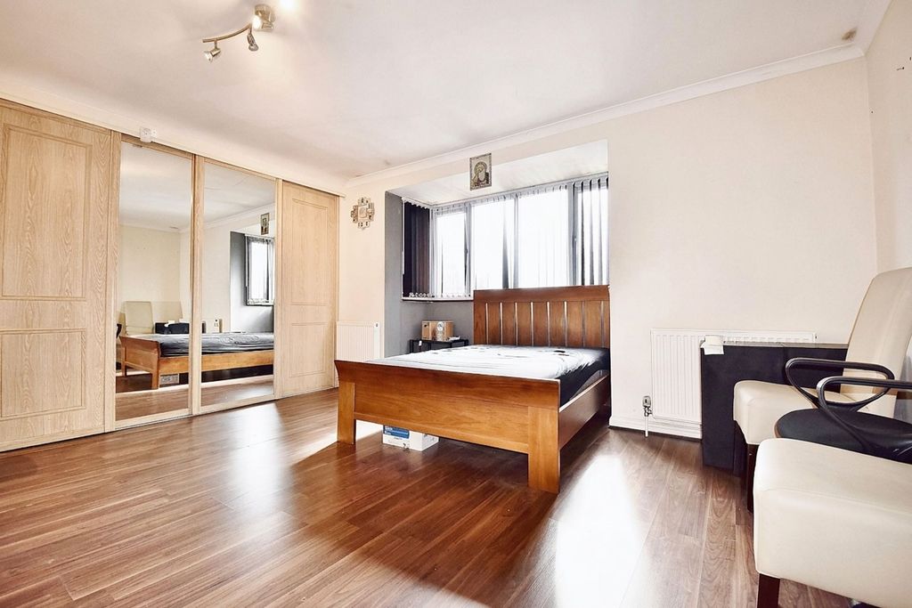 Property photo 2 of 5