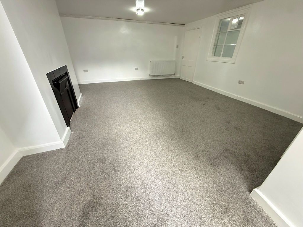 Property photo 1 of 4 Bedroom/ Living Area