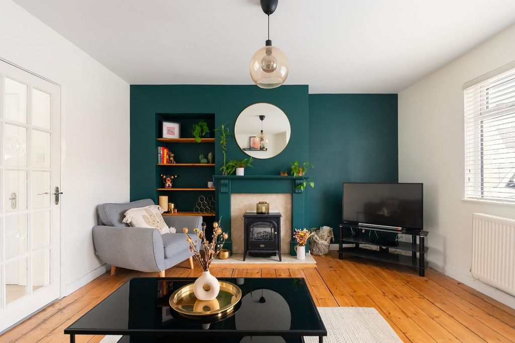 Property photo 1 of 28 3B8Rbr - Living Room E.Jpg