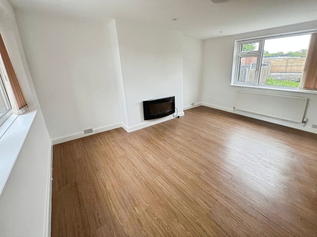 Property photo 3 of 17 Lounge