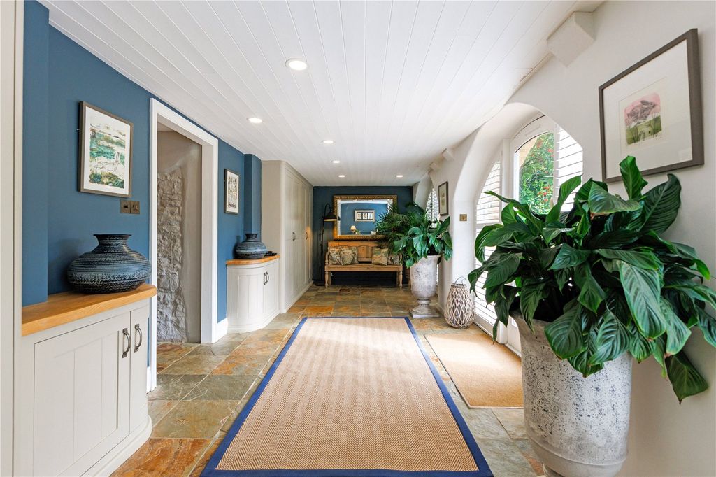 Property photo 3 of 34 Entrance Hall