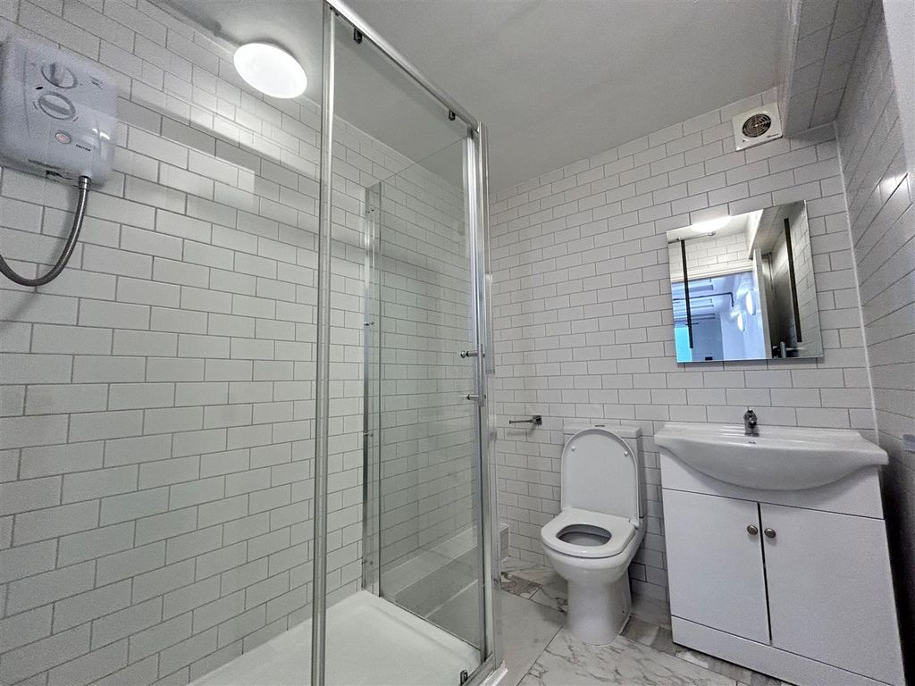Property photo 3 of 7 Bathroom.Jpg