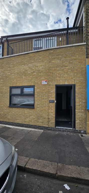Property photo 1 of 15 2 Bed Flat To Rent Green Lane, Seven Kings Ig3