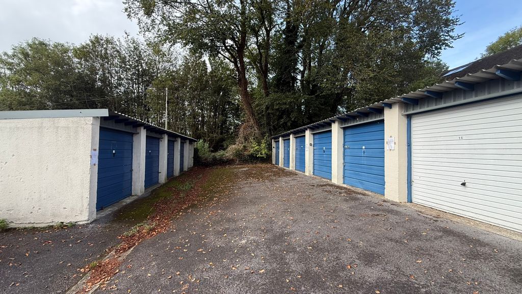 Property photo 3 of 3 Garages Main