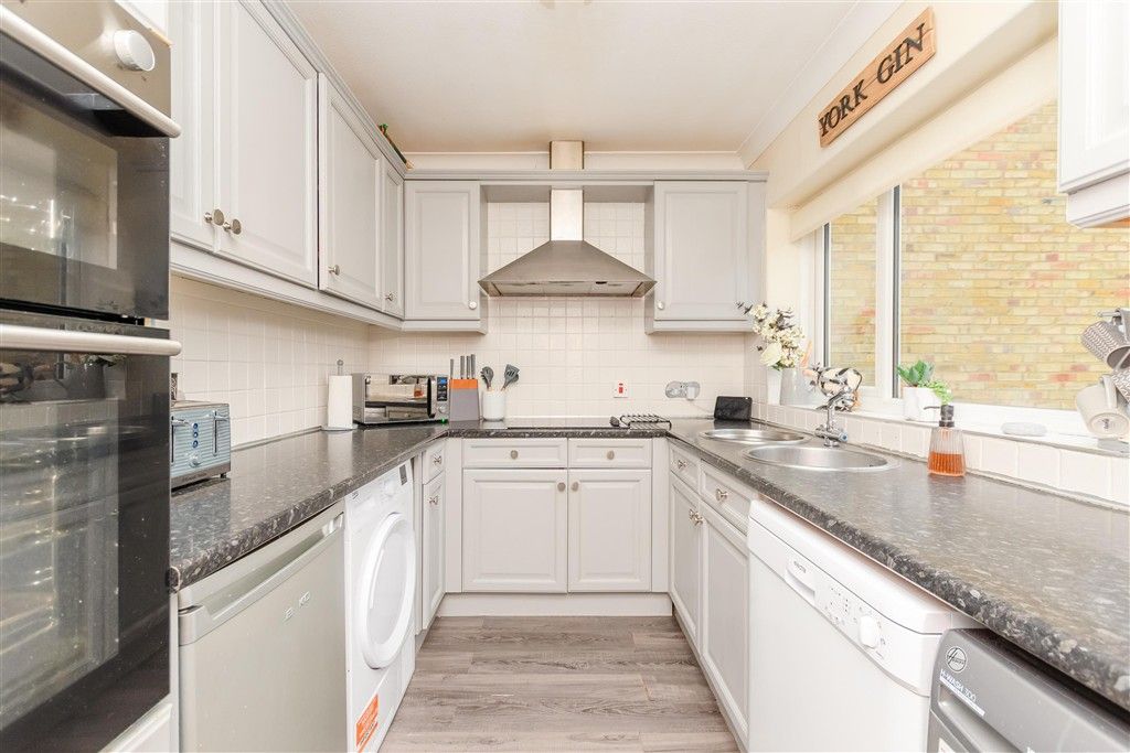 Property photo 2 of 11 Kitchen