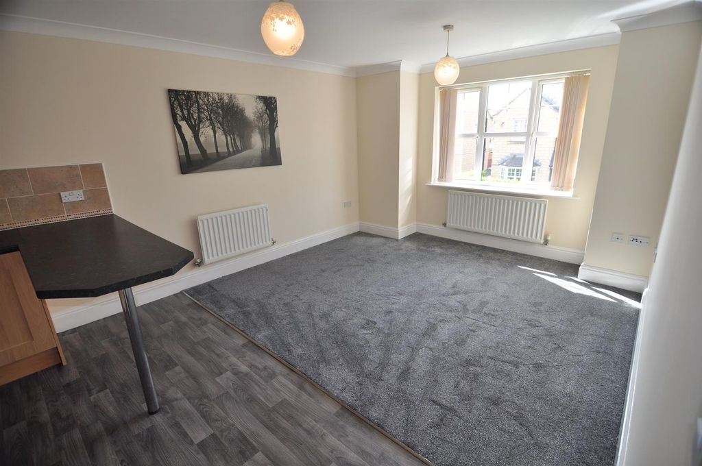 Property photo 3 of 8 Lounge