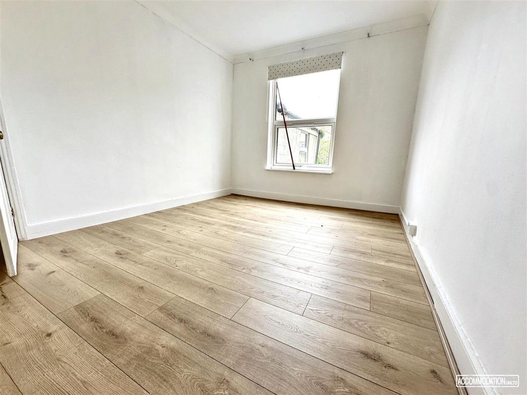 Property photo 2 of 12 Bright Bedroom With Stylish Wooden Flooring...