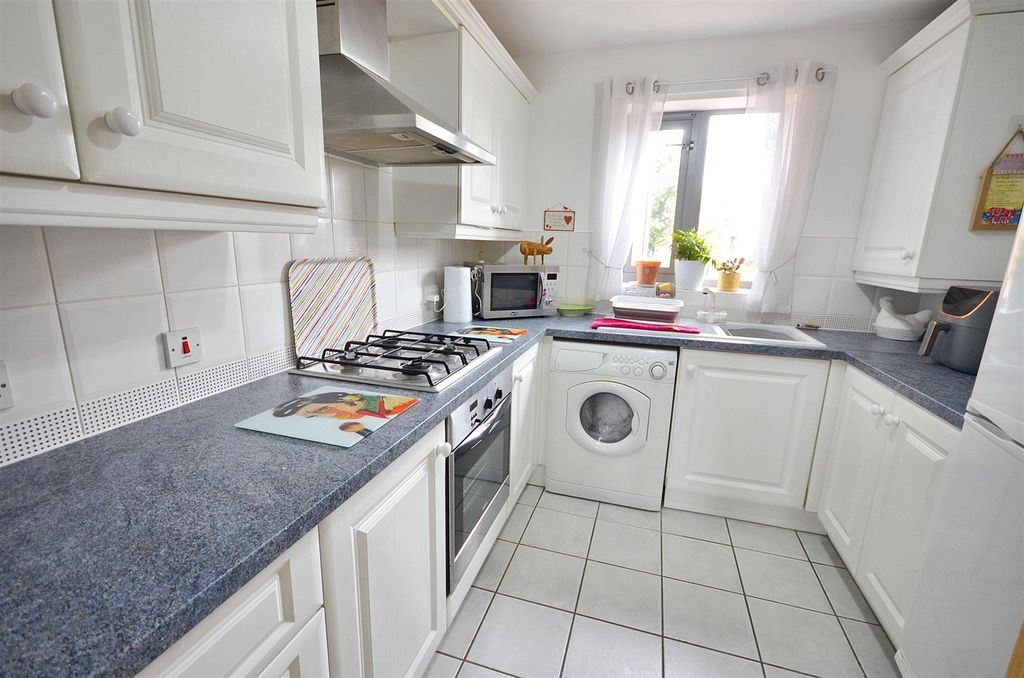 Property photo 3 of 12 Kitchen