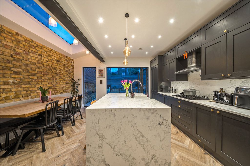 Property photo 3 of 24 Garden