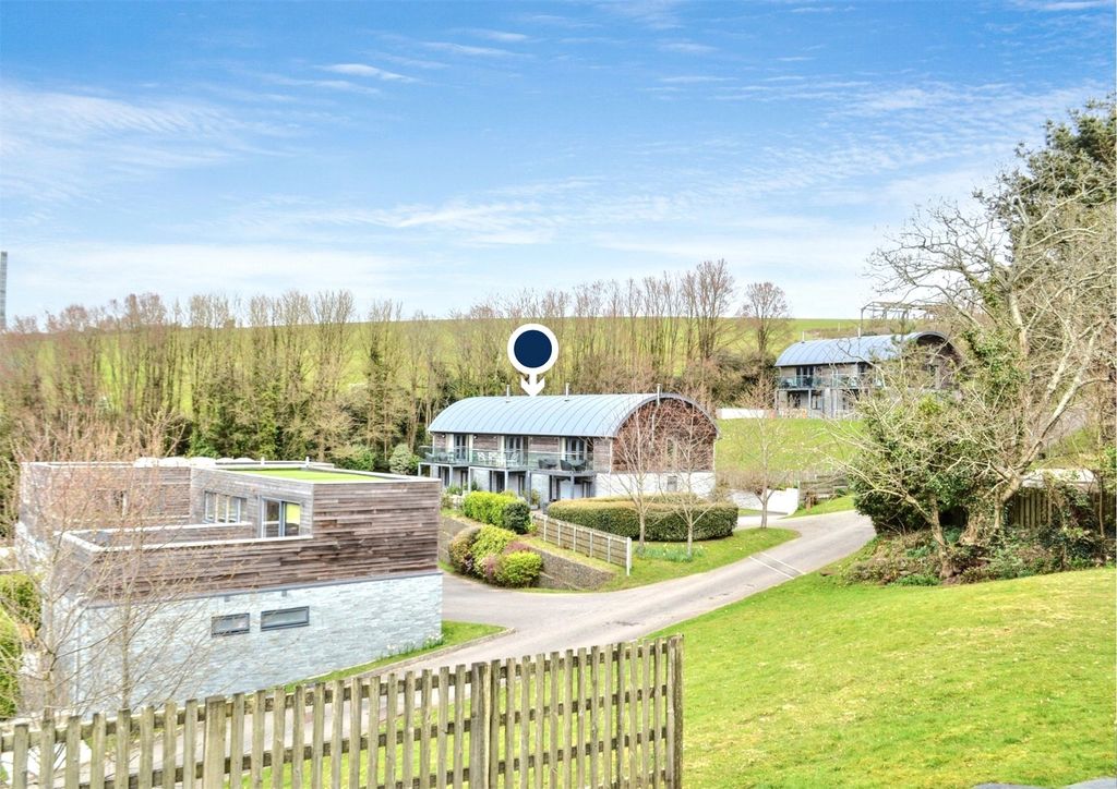 Property photo 1 of 18 1 - 23 The Bay Pin