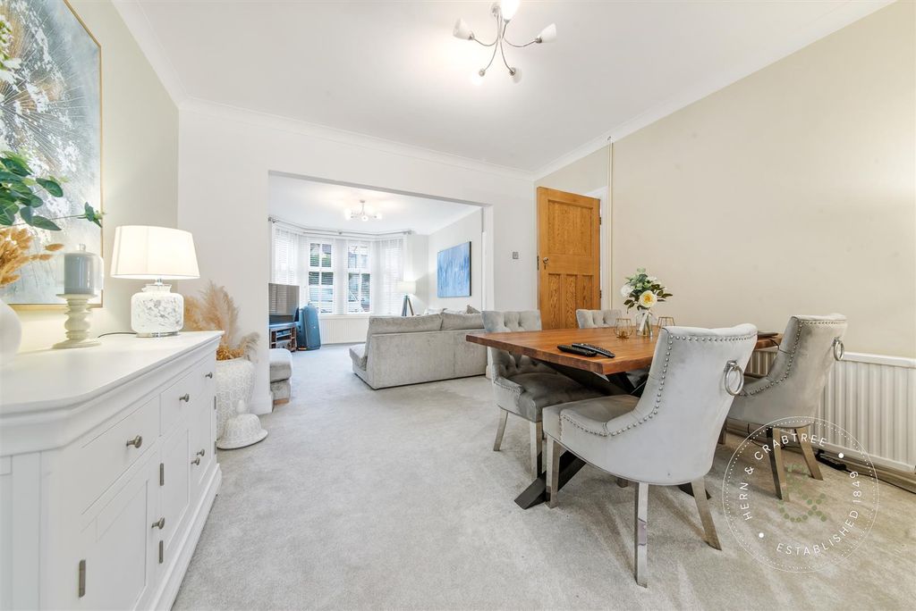 Property photo 2 of 31 Cowbridge-Road-West-07.Jpg