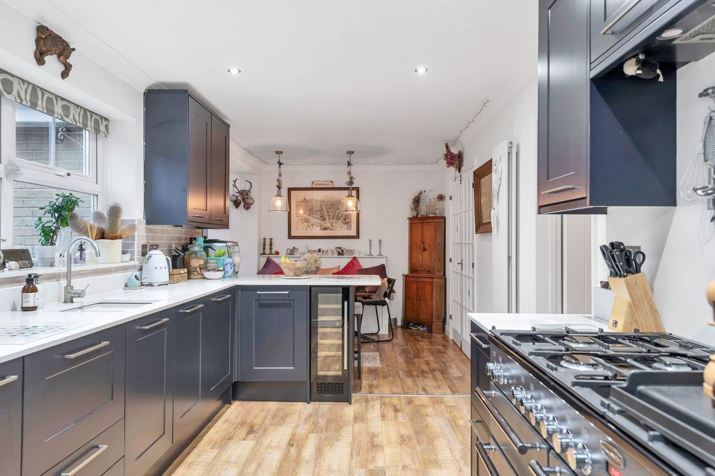 Property photo 2 of 27