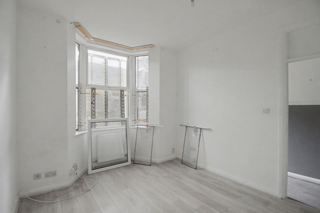 Property photo 3 of 17 106 Pevensey Road, London, E7 0Ah