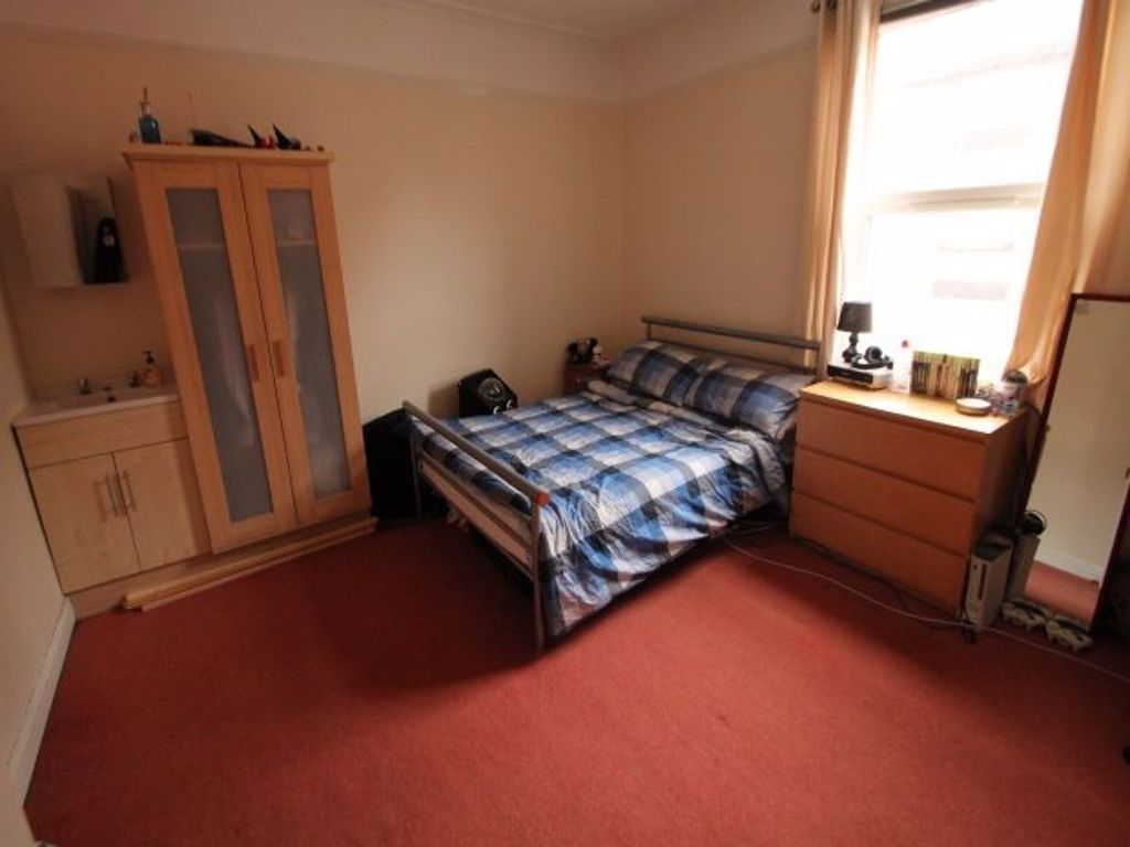 Property photo 2 of 5 A Comfortable Double Bedroom Featuring A Double Be...