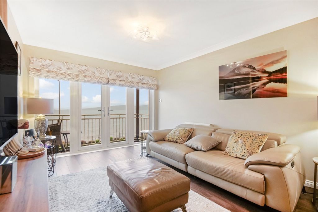 Property photo 3 of 17 Living Room