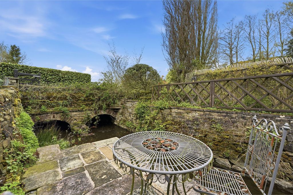 Property photo 2 of 28
